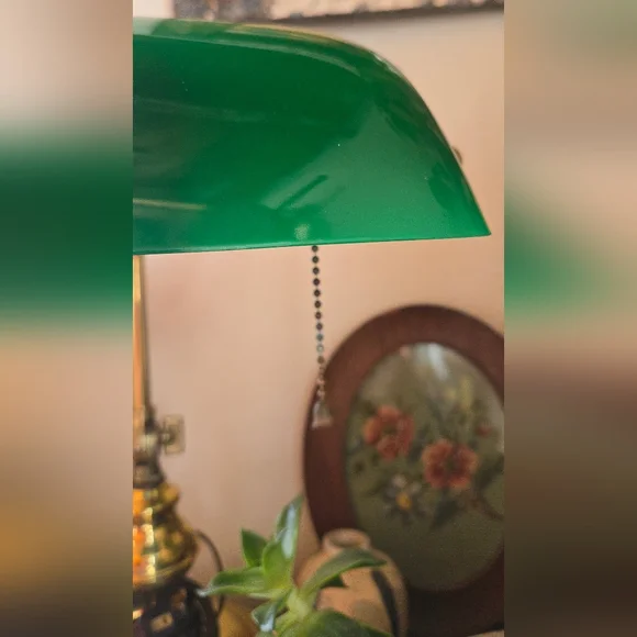 Elegant Green and Gold Banker's Lamp - Picture 5 of 12